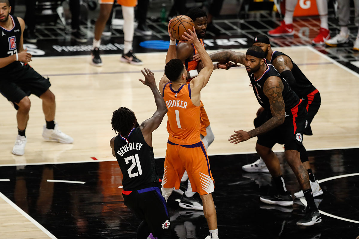 开云体育-浓眉哥连续十二场比赛得分超过夺冠，篮网不断突破！