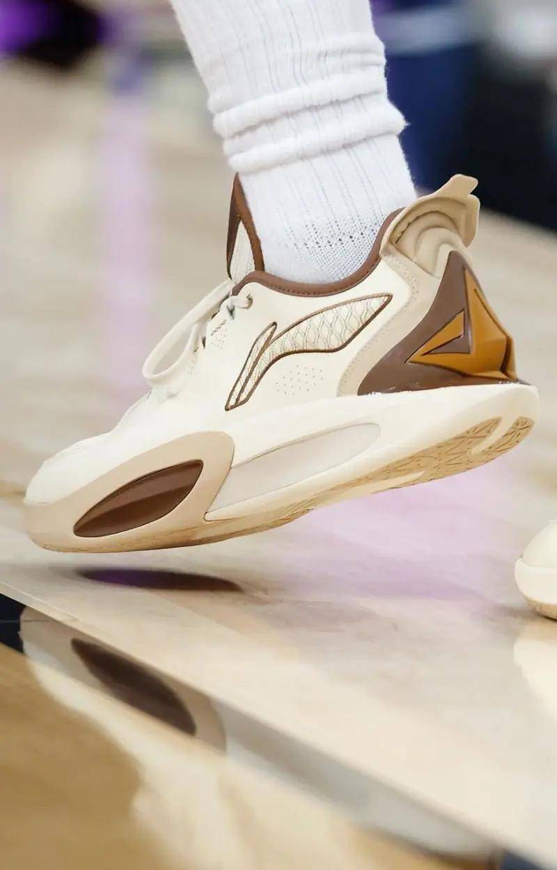 开云-巴特勒回归赛场，惊险取胜首场状态亮眼，SKT观众沸腾！的简单介绍